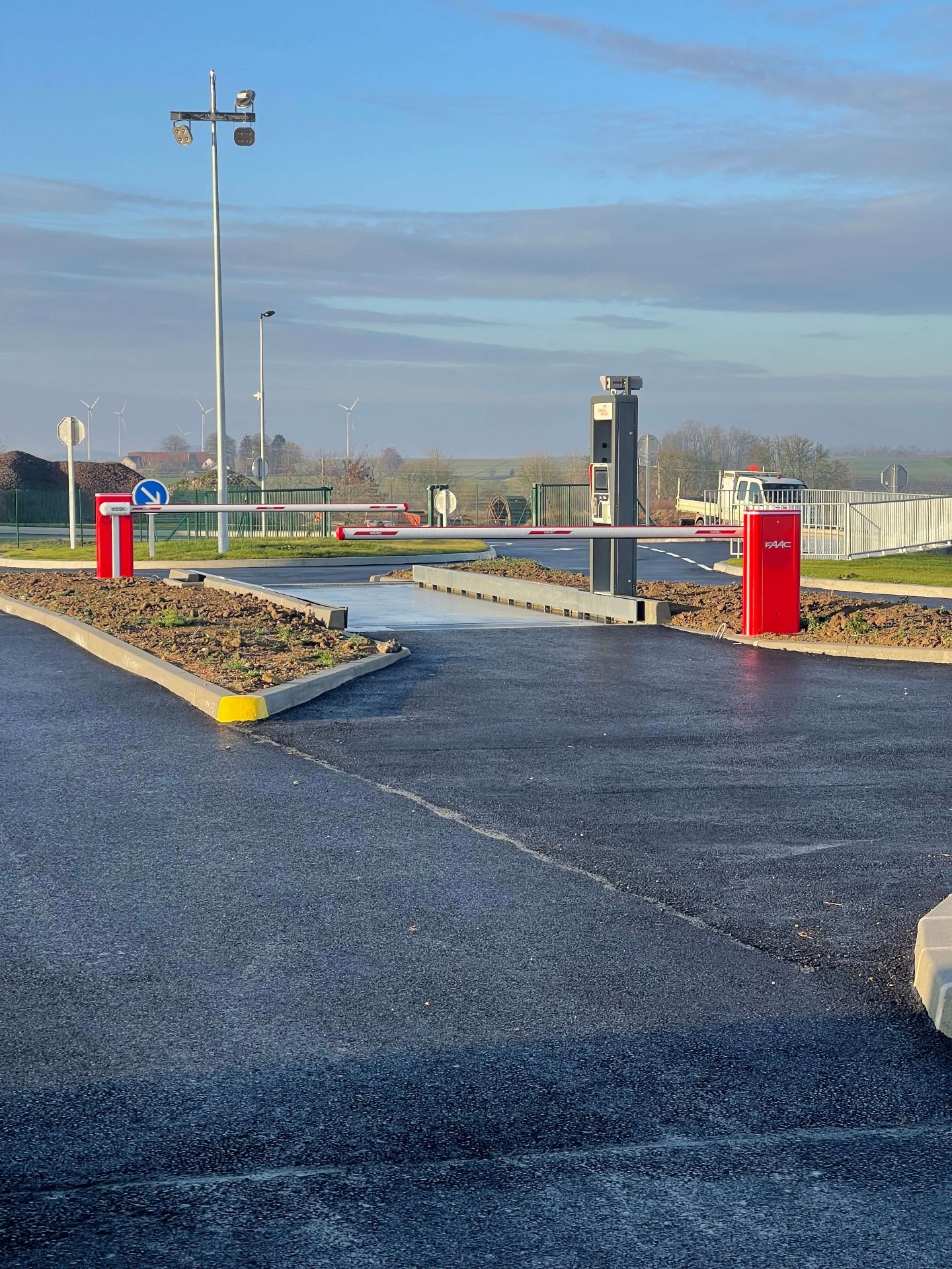 Barrières automatiques FAAC contrôle d'accès parking