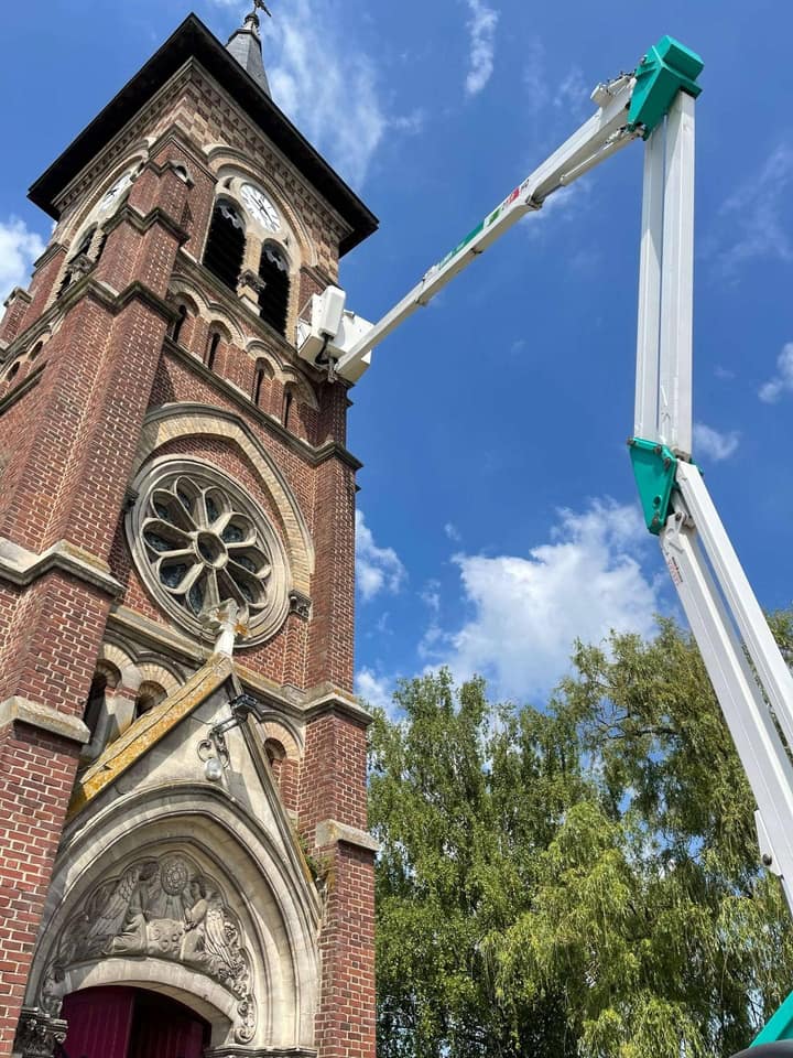 Installation caméra sur clocher d'église en nacelle