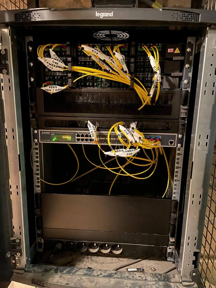 Baie de brassage fibre optique Legrand et switch managé