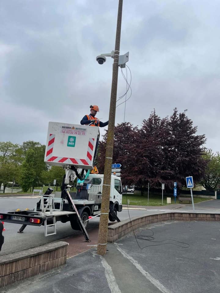 Installation caméra dôme sur poteau en zone publique