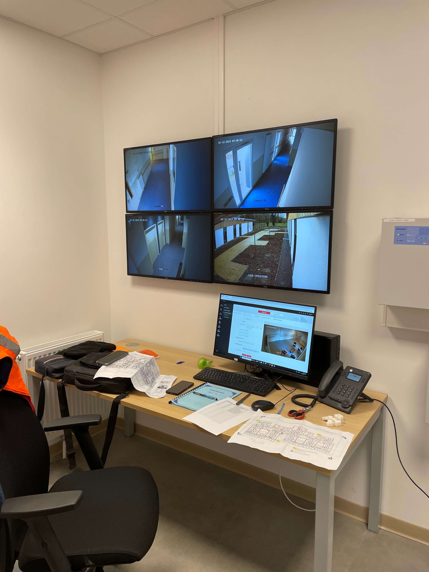 PC sécurité avec mur d'écrans vidéosurveillance