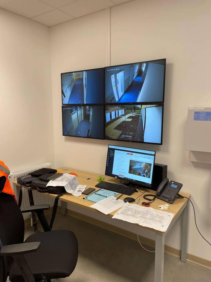PC sécurité avec mur d'écrans vidéosurveillance